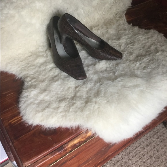 GUC FAUX CROC PUMPS - Picture 2 of 5